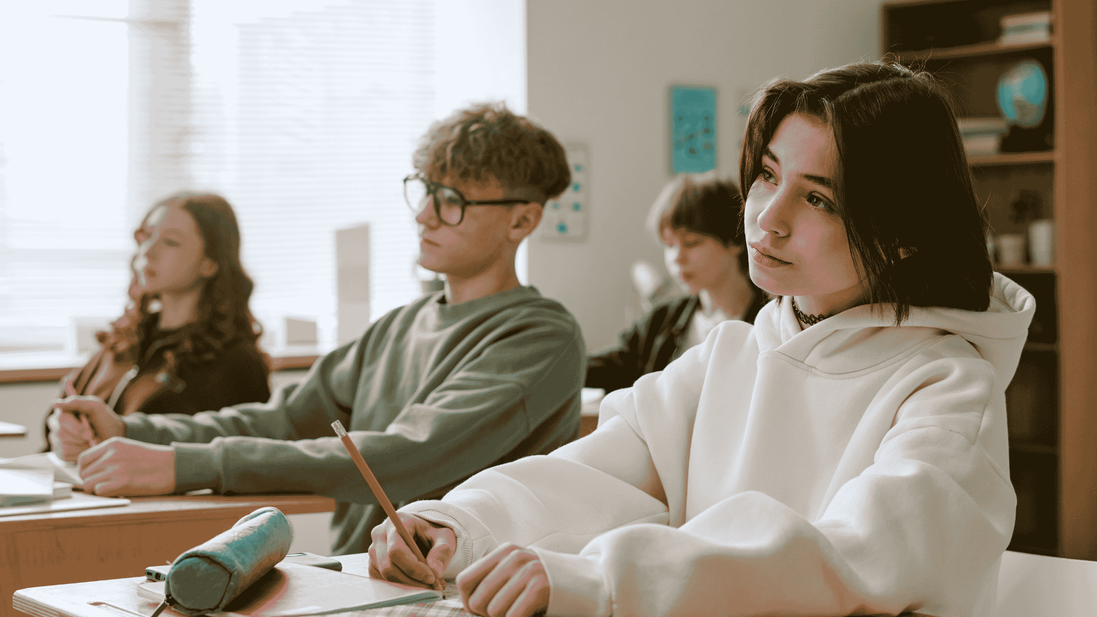 Élèves concentrés en classe, pause numérique.