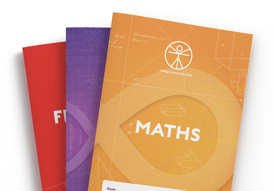 Trois cahiers d'exercices colorés sont empilés, avec des couvertures étiquetées "MATHS" (orange), "F" (rouge), et des formules partielles en arrière-plan. Le cahier du haut présente un dessin géométrique et le logo de l'école.