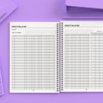 Un cahier à spirales ouvert, intitulé "Cahiers du professeur", avec des feuilles de notation en français étiquetées "NOTES ET ÉVALUATIONS", est posé sur un bureau violet, à côté d'une calculatrice, de classeurs et de fournitures de bureau. Les pages comportent des colonnes pour les noms, les notes et les moyennes.