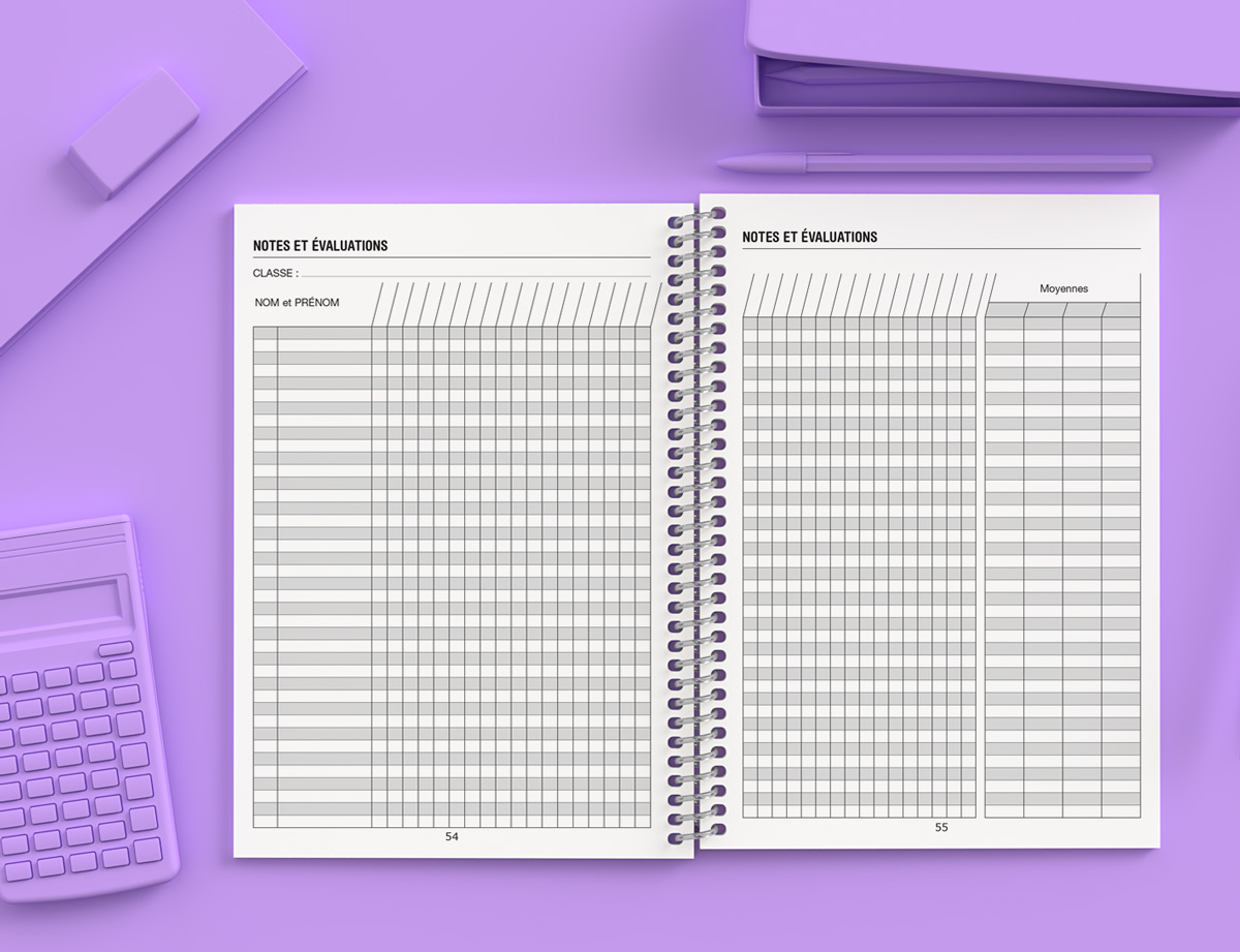 Un cahier à spirales ouvert, intitulé "Cahiers du professeur", avec des feuilles de notation en français étiquetées "NOTES ET ÉVALUATIONS", est posé sur un bureau violet, à côté d'une calculatrice, de classeurs et de fournitures de bureau. Les pages comportent des colonnes pour les noms, les notes et les moyennes.