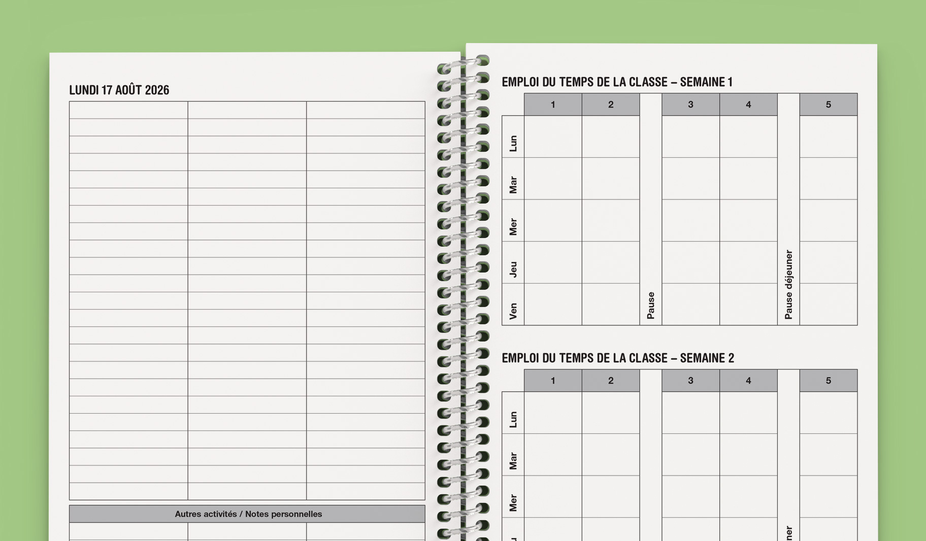 Un cahier à spirales ouvert, semblable aux cahiers du professeur, repose sur une surface verte.