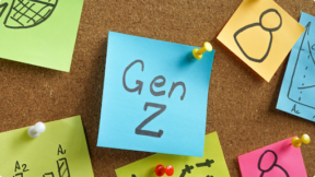 ost-it Gen Z sur tableau, illustrant la communication avec les élèves.